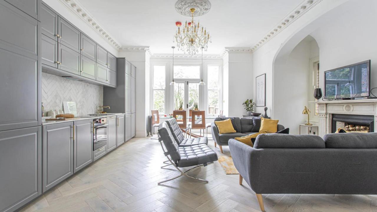 Spacious Flat In Apartment *